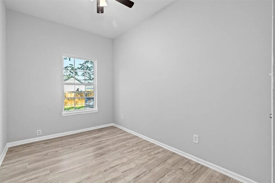 Building Photo - Room in Duplex on E Cannon St