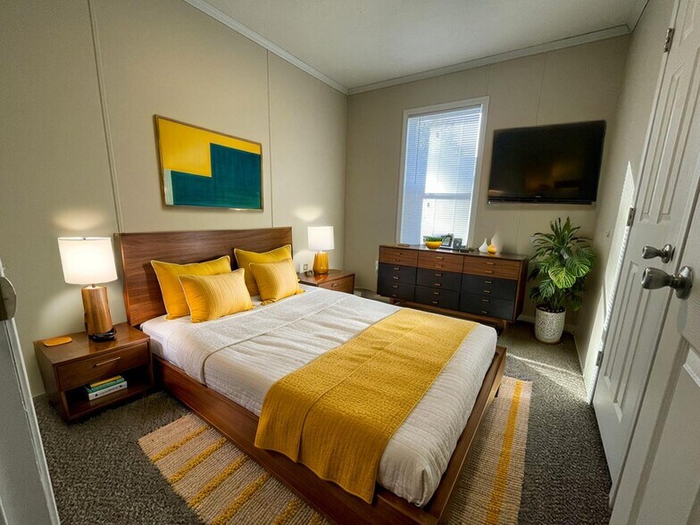 Building Photo - 38054 Versailles St