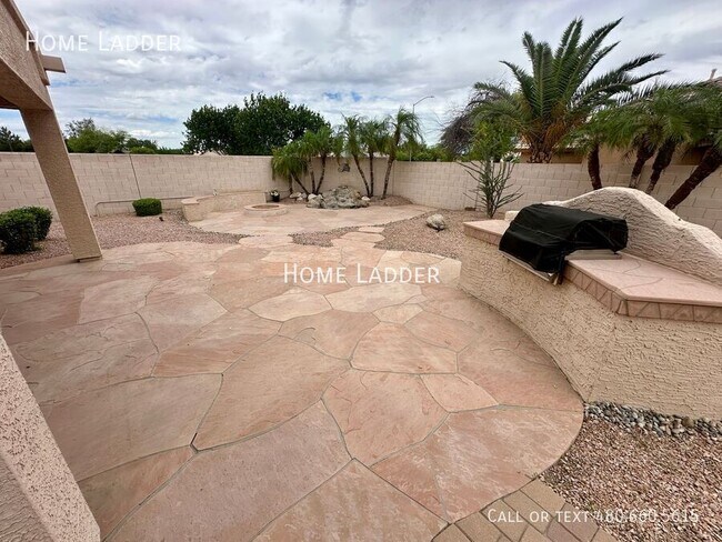 Building Photo - 9732 E Kiowa Ave