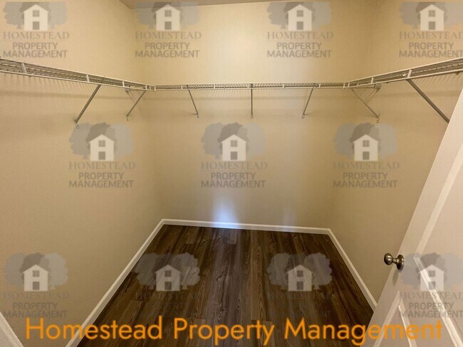 Building Photo - Welcome home! Outstanding Salem location!