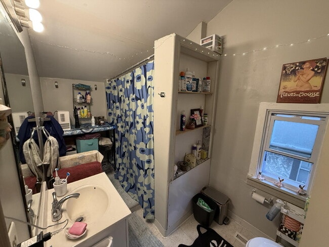 Building Photo - Spacious 2 bedroom, 1 bath home in highly ...