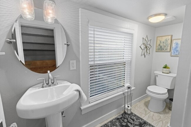 Building Photo - 915 N Center St