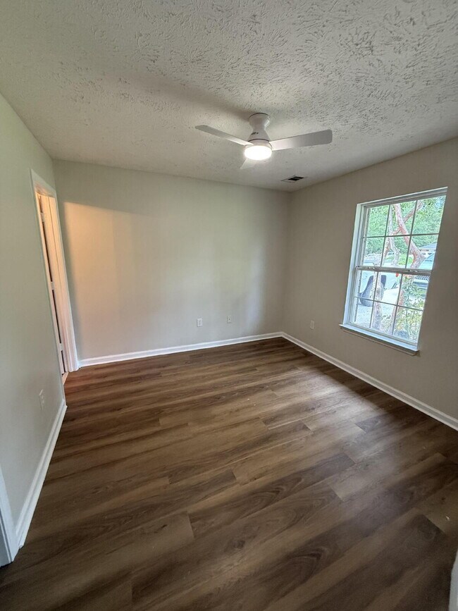 Building Photo - Charming 3-Bedroom Bloomingdale Retreat on over 1 acre!