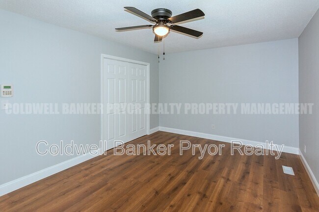Building Photo - 313 Maple Way