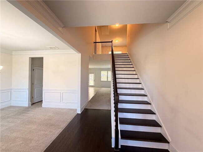 Building Photo - 235 Broadmoor Dr