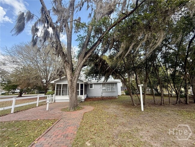 Building Photo - 504 N Maple St