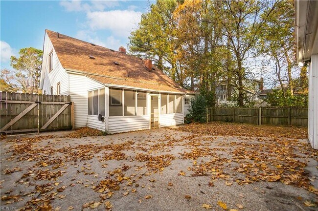 Building Photo - 3537 Buckingham St