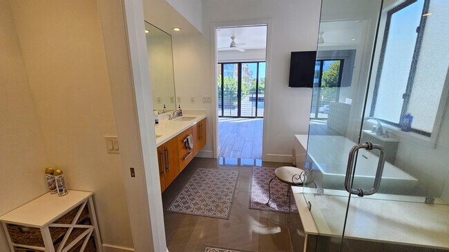 Building Photo - 237 1st St