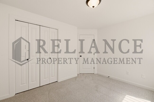 Building Photo - 5249 N Pinecrest Ct