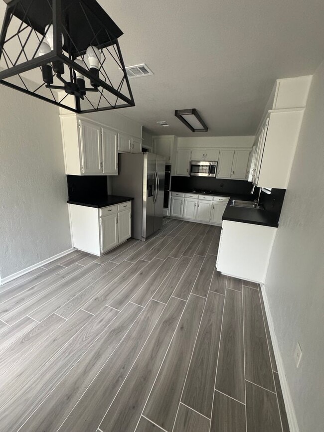 Building Photo - 5921 Pleasant Hill Dr