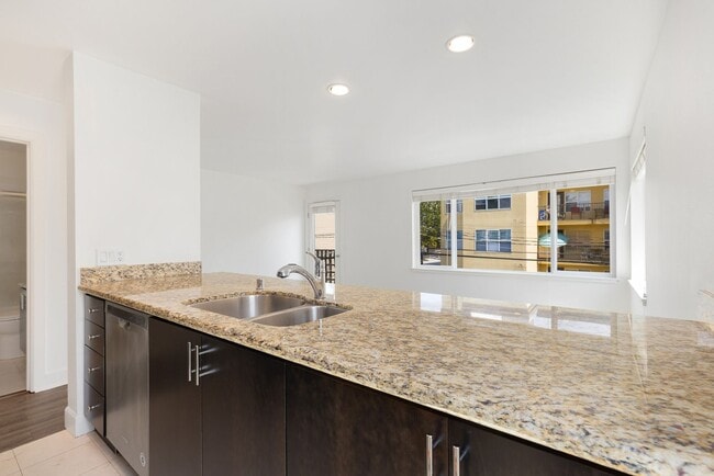 Building Photo - Admiral District 1 Bedroom Condo with Laun...