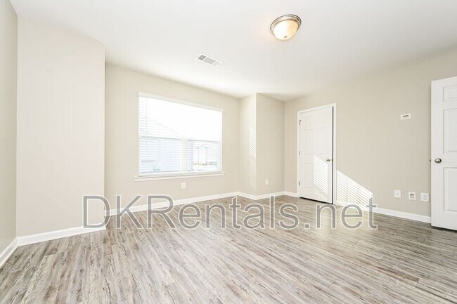 Building Photo - 402 Whippet St