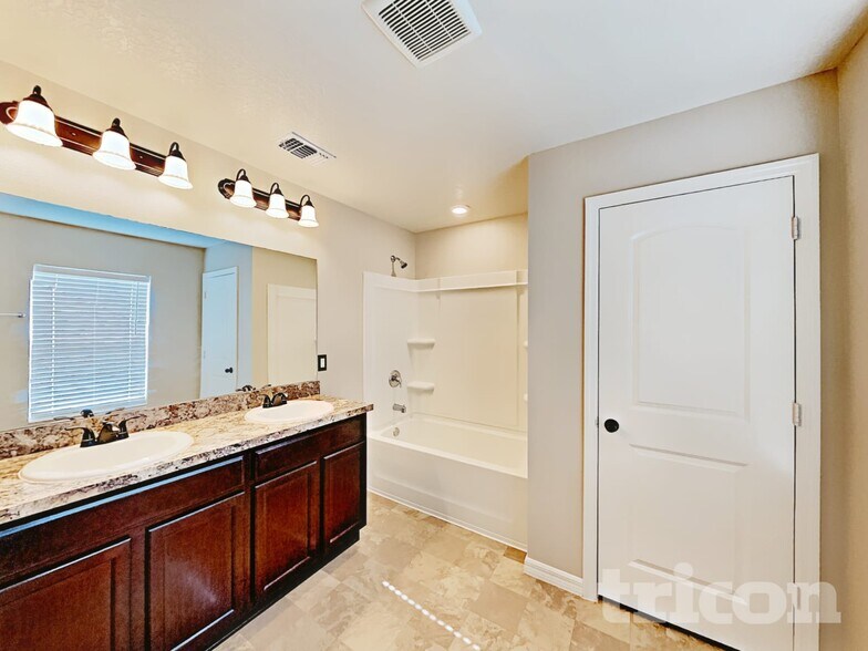 Building Photo - 10614 Massimo Dr