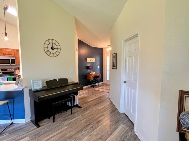 Building Photo - 33 Wheeling Ln