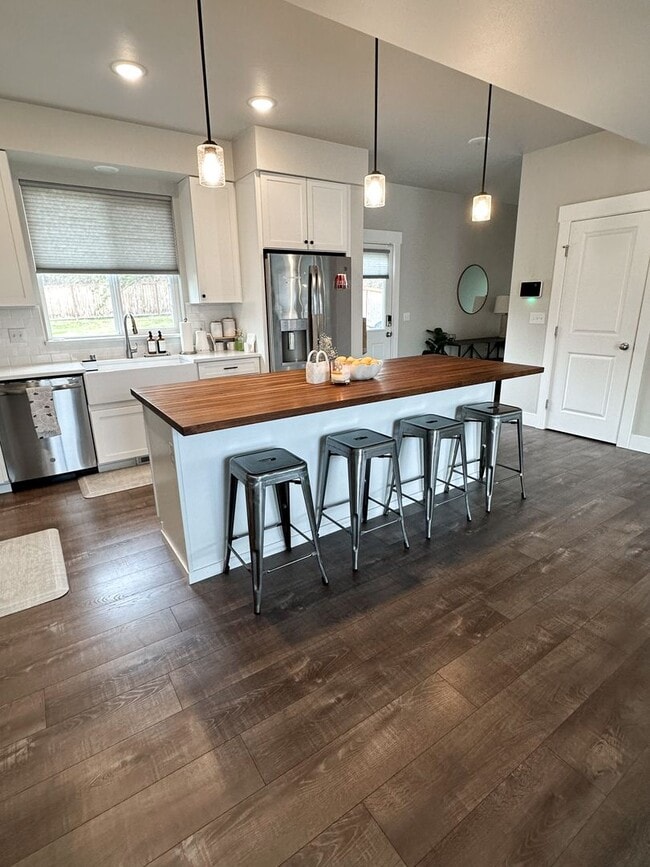 Building Photo - MASSIVE, CUSTOM 4B/2.5B Eagle River Home! ...