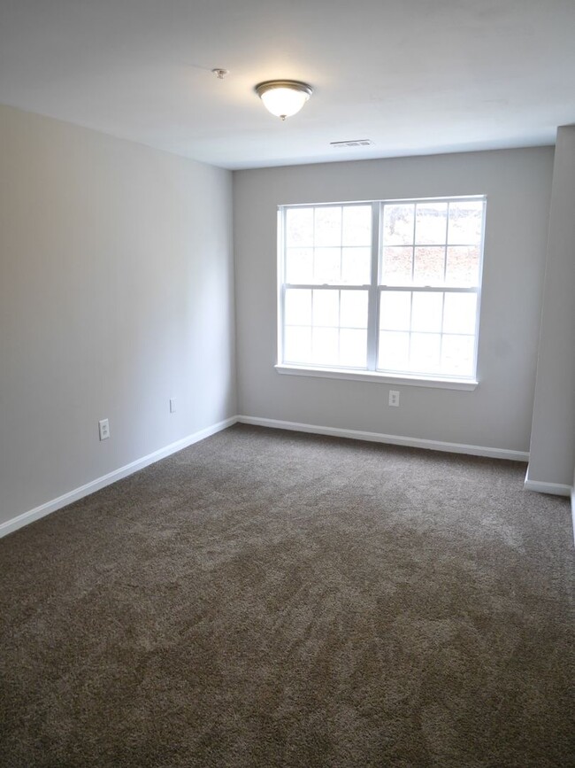 Building Photo - Move in Ready Townhouse!