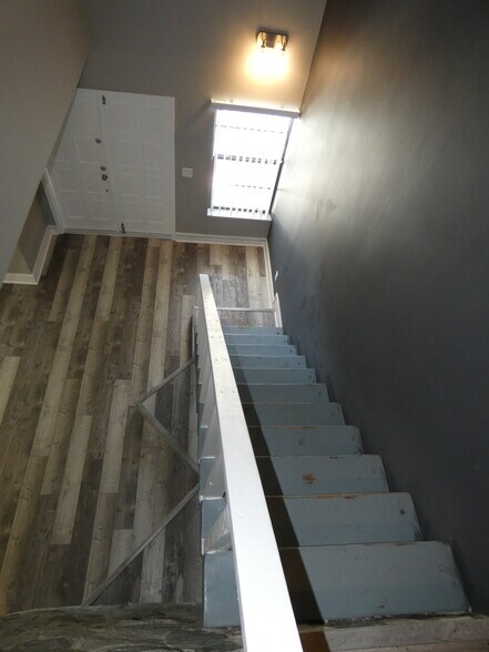 Building Photo - 14212 NE 4th Ave