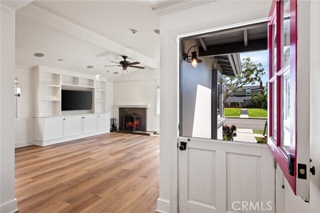 Building Photo - 413 N Paulina Ave