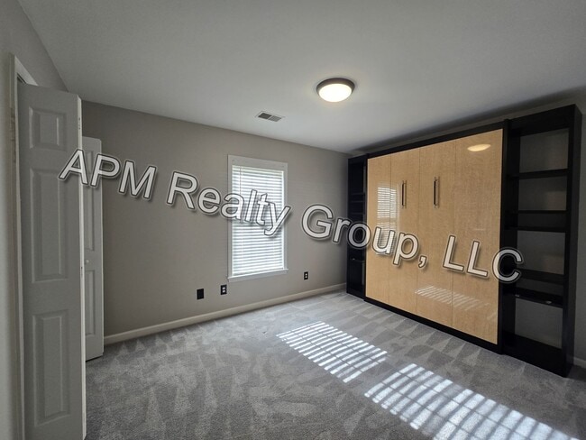 Building Photo - Private Country Feel Close to Downtown