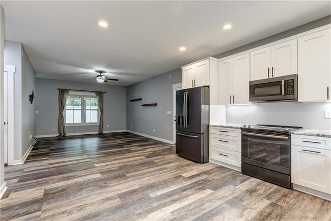 Building Photo - 623 Sweetwater Creek Dr