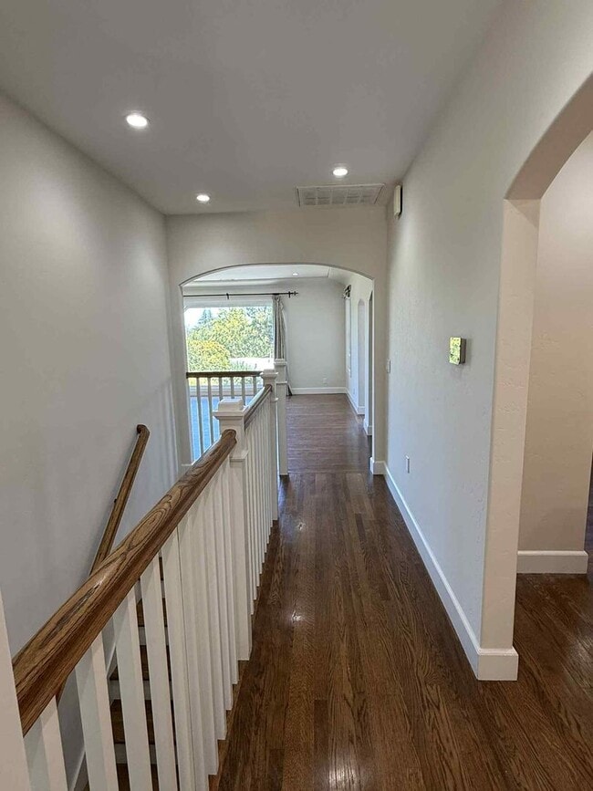 Building Photo - Redwood City Hillside Retreat – 4BR, 3BA w...