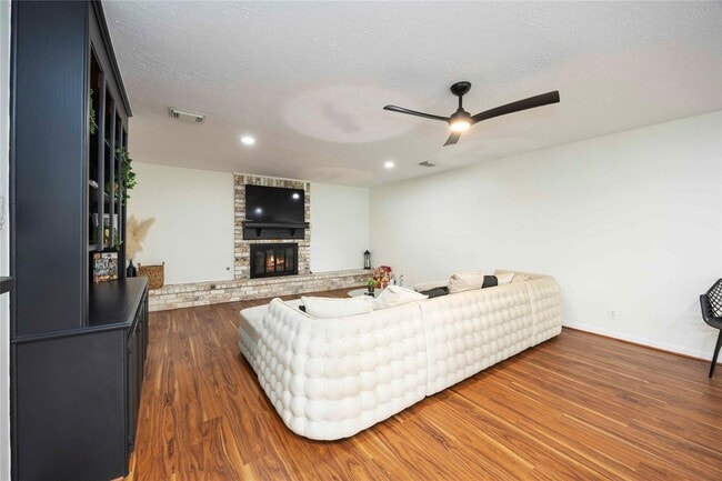 Building Photo - 5511 Green Timbers Dr