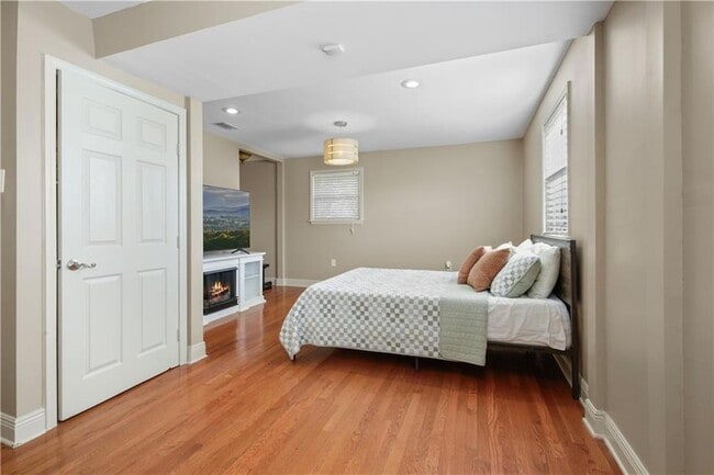 Building Photo - 4920 Robin Hood Dr