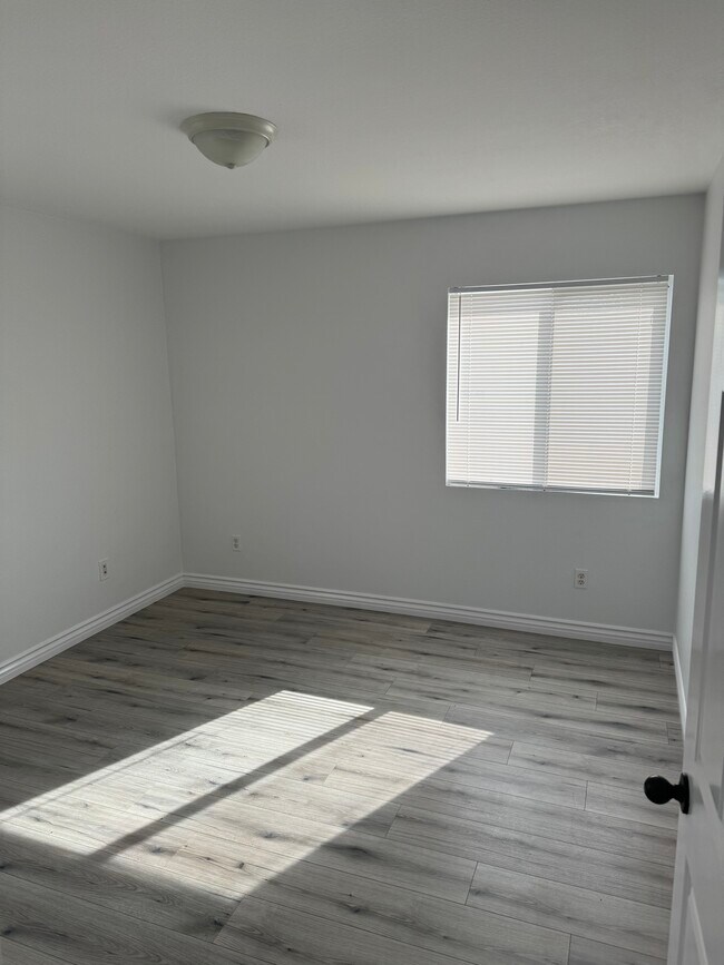 Building Photo - 1711 E 68th St