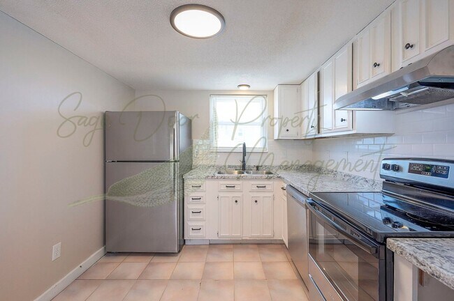 Building Photo - CHARMING TOWNHOME IN LEES SUMMIT!!