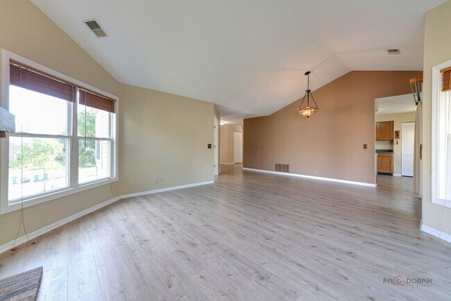 Building Photo - 305 Satinwood Terrace