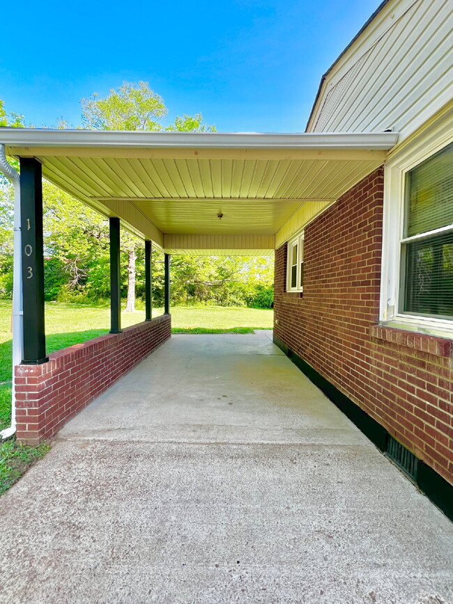 Building Photo - 103 Park Ln