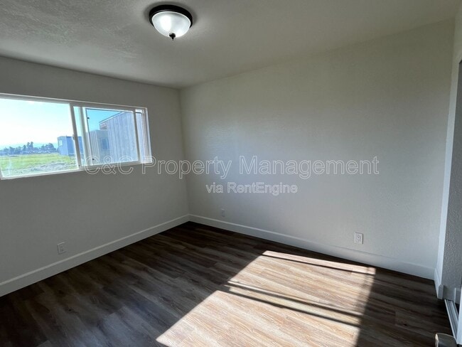 Building Photo - 11464 W Larch Rd