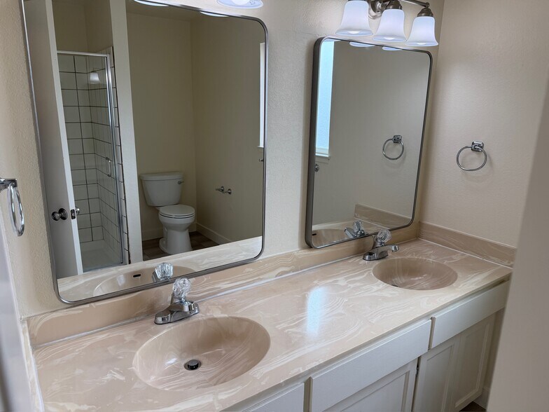 Building Photo - 2069 Dolphin Dr