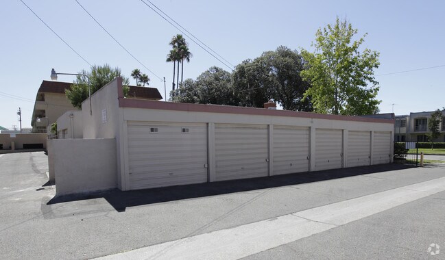 Building Photo - 1741-1747 W Glenoaks Ave