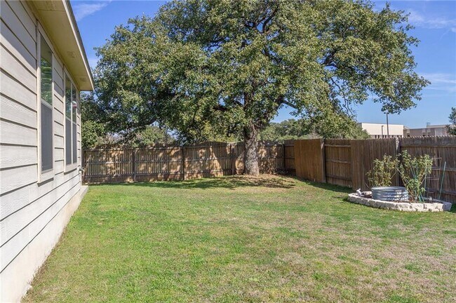 Building Photo - 504 Tascate St