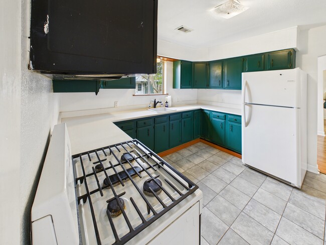 Building Photo - 1206 E 30th St