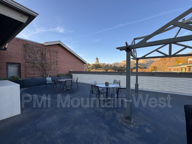 Building Photo - 171 E 3rd Ave