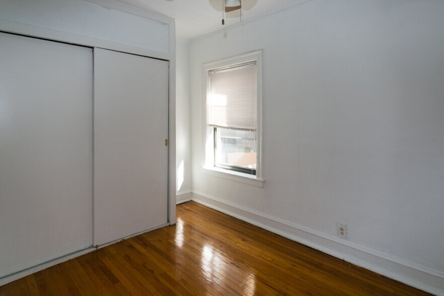 Building Photo - 633 W Cornelia Ave