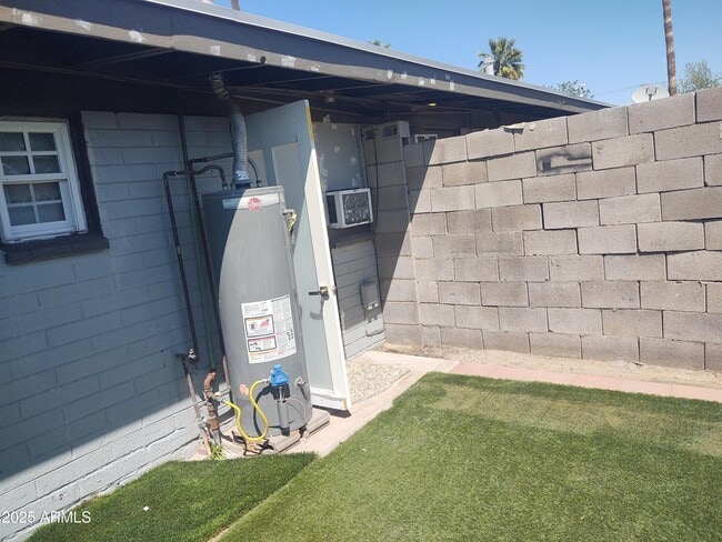 Building Photo - 1625 E Pinchot Ave