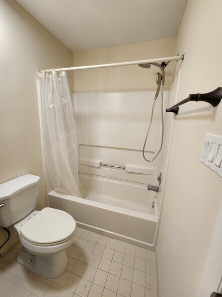 Hallway bath - 7908 Pearlbush Dr
