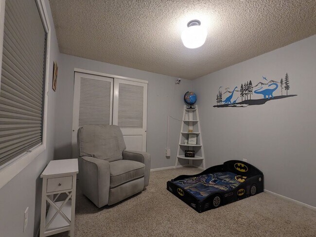 Building Photo - Beautiful open floorplan - 3 Bedroom/ 2 Ba...