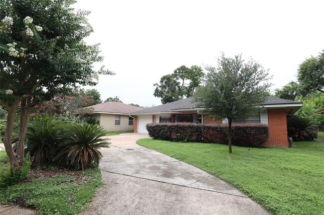 Building Photo - 4018 Nenana Dr