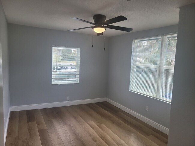 Building Photo - 1320 S Oleander Ave