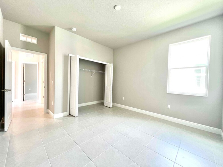 Building Photo - 9359 Highland Hls Dr