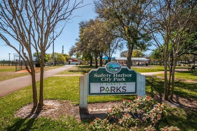 Building Photo - Charming 3BD/2BTH Home with Private Backyard in the Heart of Safety Harbor