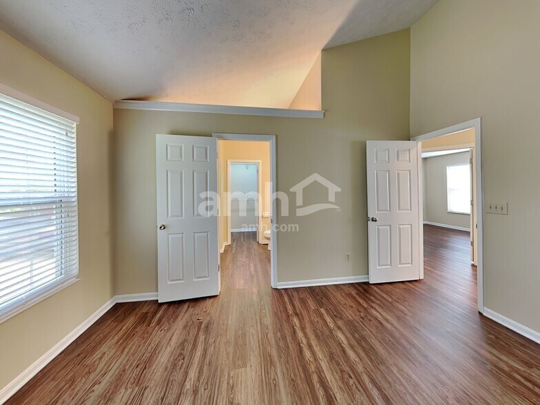 Building Photo - 982 Vixen Dr