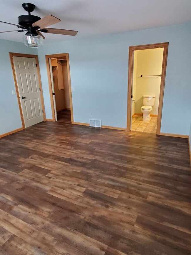 Building Photo - Beautiful 4 bedroom pet friendly house on ...