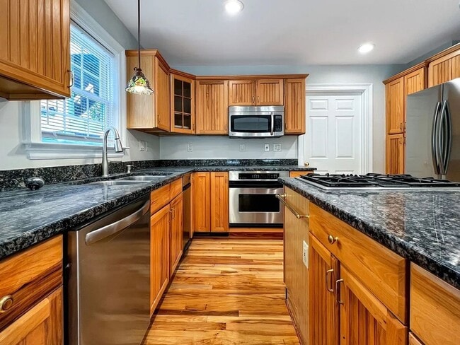 Building Photo - Secluded Near West End 5 bedroom