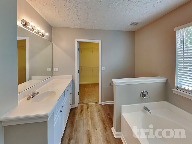 Building Photo - 210 Brookstone Trail