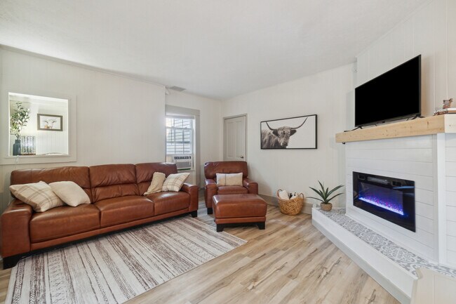 Primary Photo - 215 W Sibley St
